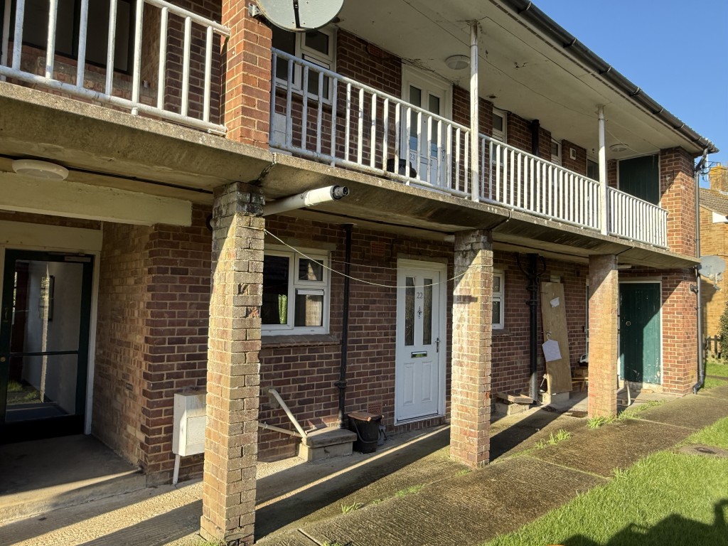 Lot: 122 - GROUND FLOOR FLAT FOR IMPROVEMENT - Rear Entrance of Flat for Improvement